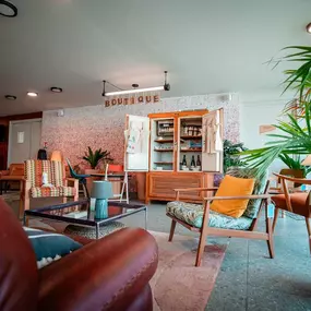 Ambiance conviviale dans le salon du Greet Hôtel Montpellier, aménagé avec des meubles chinés et une décoration éco-responsable. Un espace coloré et accueillant, idéal pour se détendre, lire ou partager un moment entre voyageurs dans un cadre chaleureux à Mauguio.