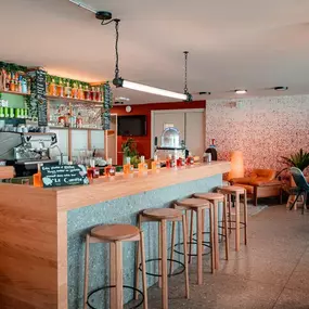 Le bar chaleureux du Greet Hôtel Montpellier met à l’honneur les rhums maison réalisés avec soin par l’équipe. Un lieu de partage et de détente où l’on peut également savourer de délicieux encas locaux dans une ambiance authentique et responsable.