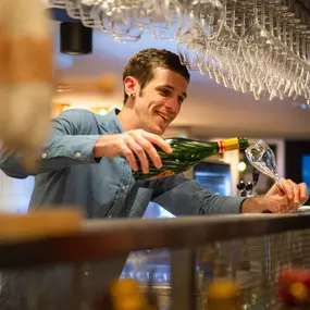 Barman du restaurant Le Hangar