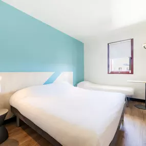 Chambre Triple – Confort et praticité au cœur de Perpignan