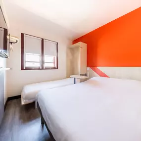 Chambre Triple – Confort et praticité au cœur de Perpignan