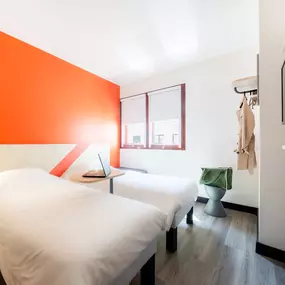 Chambre Triple – Confort et praticité au cœur de Perpignan