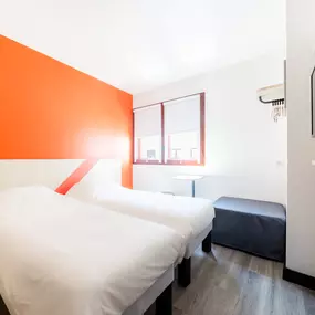 Chambre Triple – Confort et praticité au cœur de Perpignan