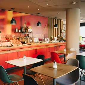 Salle de petit-déjeuner de l'hôtel ibis Annecy Centre Vieille Ville