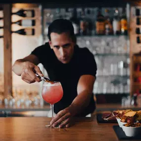 Barman de l'hôtel ibis Annecy Centre Vieille Ville