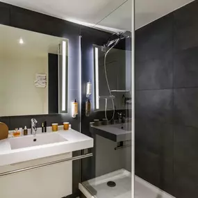 Salle de bains rénovée du Mercure Lyon Centre Lumière