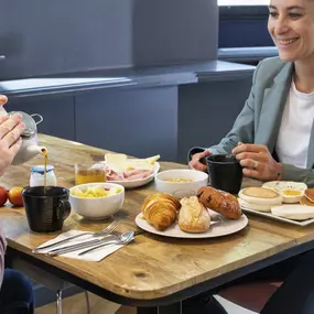 Clients au petit-déjeuner au Mercure Lyon Centre Lumière