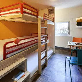 Chambre triple avec salle de bain commune