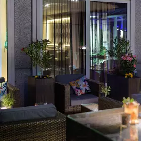 THEOS Terrasse Abends