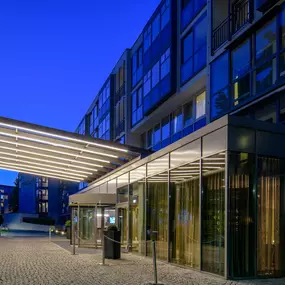 Haupteingang bei Nacht