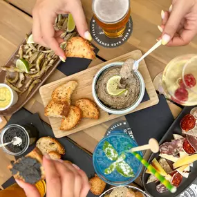 Assiette de tapas dégustée sur la terrasse ensoleillée du restaurant Le Cebena à l’hôtel ibis Alès Centre-Ville.
