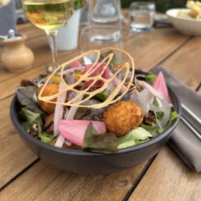 Salade de cromesquis servie sur la terrasse de l’hôtel ibis Alès Centre-Ville, dans un cadre agréable.