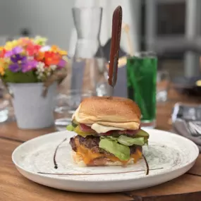 Smash burger garni de cheddar fumé maison, servi au restaurant Le Cebena de l’hôtel ibis Alès Centre-Ville.