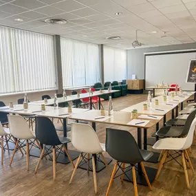 Salle de séminaire de l’hôtel ibis Alès Centre-Ville, équipée pour vos réunions professionnelles.