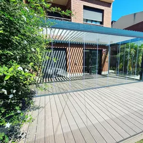 tecnosur_tarragona_correderas_cristal_pergola_jardin.jpg