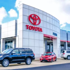 Peoria Toyota dealership exterior with Toyota models parked around it
