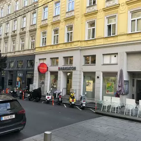 Hansaton Hörkompetenz-Zentrum Bismarckstraße 2, Linz von der gegenüberliegenden Straßenseite kommend