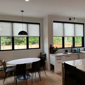 Give your kitchen a warm look with roller shades! ????✨ These shades bring in a touch of nature while letting you control light and privacy. Perfect for making your cooking and dining space feel cozy and inviting. ????️????