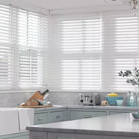 Faux wood blinds in the kitchen? Yes, please! Durable, easy to clean, and effortlessly chic. ???????? Add them to your space today!