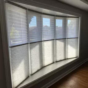 Style, softness, and smart light control all in one! ☀️✨ These Tri-Shades combine the look of sheer and cellular shades - bringing in light while keeping things private and cozy. A beautiful choice for this bay window! ????