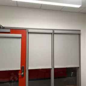 Clean, modern, and made for focus ????✨ These roller shades are a great fit for this professional space - offering privacy, glare control, and a sleek look that blends right in. Practical and polished! ????