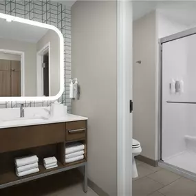 Guest room bath