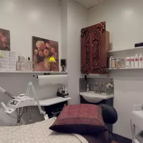 Roots Room - Skincare, Facials, Acne Treatments