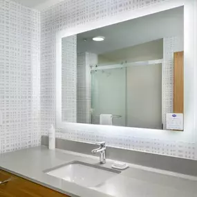 Guest room bath