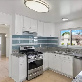 Bild von Costanza Genoese Zerbi, Associate Broker & Neil Edmonds, REALTOR | Long Beach- South Bay