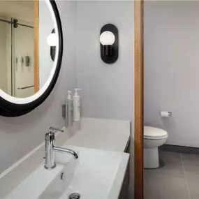 Guest room bath