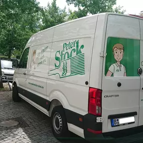 Transporter von Malermeister Stock, mit denen die Malergesellen in ganz Berlin unterwegs sind.