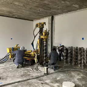 Nachgründung im Bestand an der Uni Oldenburg
Mittels Kellerbohrgerät wurden hier GEWI-Pfähle innerhalb des Gebäudes sauber realisiert.