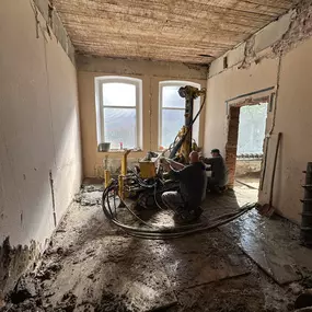 Nachgründung im Bestand in Hoya
Mittels Kleinbohrgerät wurden hier GEWI-Pfähle zur Neugründung innerhalb des Gebäudes realisiert.