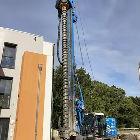 Gründung eines weiteren Bauabschnittes. Auch dicht an Gebäuden können wir ohne Schäden zu verursachen Pfahlgründungen herstellen.