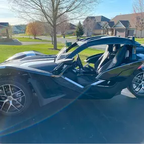 Sunday Cruise Ready
Parked and polished—this side profile of the Slingshot screams freedom, adventure, and 