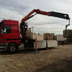 Grua-reparto-lena2-1024x768.jpg