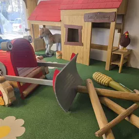 Der Spielbauernhof in Holzgerlingen – die Indoor-Erlebniswelt für Familien mit Kindern bis 8 Jahre! Tiere striegeln, Traktoren erklimmen, über die Schlittenrutsche sausen oder im Café entspannen. Perfekt für Kindergeburtstage, Familienfeiern & unvergessliche Ausflüge!