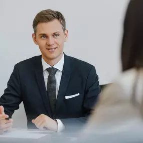 Notar Andreas Greger, in Ingolstadt berät Sie als juristischer Experte und klärt sie umfassend über die Bedeutung derartiger Rechtsgeschäfte auf. Er wahrt die Interessen sämtlicher Vertragsteile durch rechtssichere Formulierungen und gewährleistet, dass rechtlich Unerfahrene nicht benachteiligt werden. Er beurkundet Rechtsgeschäfte und erledigt als vertrauenswürdige Schnittstelle zwischen den Vertragspartnern, Behörden, Gerichten und Finanzämtern den reibungslosen Vollzug der Urkunden. So sorgt 