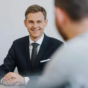 Notar Andreas Greger, in Ingolstadt berät Sie als juristischer Experte und klärt sie umfassend über die Bedeutung derartiger Rechtsgeschäfte auf. Er wahrt die Interessen sämtlicher Vertragsteile durch rechtssichere Formulierungen und gewährleistet, dass rechtlich Unerfahrene nicht benachteiligt werden. Er beurkundet Rechtsgeschäfte und erledigt als vertrauenswürdige Schnittstelle zwischen den Vertragspartnern, Behörden, Gerichten und Finanzämtern den reibungslosen Vollzug der Urkunden. So sorgt 