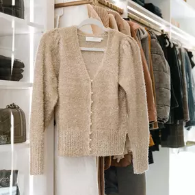 Cooler weather is coming, it's time to pull out the coats, boots, and scarves. ???????? Make sure your entry, closet, and storage areas are ready with smart seasonal solutions. Book a consultation before the chill sets in.