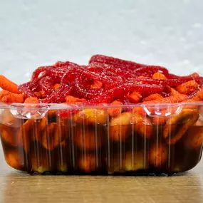 Pepiloco, with peanuts with chili, Japanese peanuts, escuincles, chips, soy sauce, and Valentina sauce.
Pepiloco, con cacahuate con chile, cacahuate japonés, escuincles, papitas, salsa de soya y Valentina.