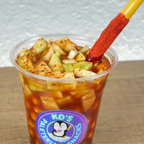 Pepiguates, fresh cucumber, peanuts with chili and Japanese peanuts in Clamato juice with chili powder.
Pepiguates, pepino fresco, cacahuate con chile y japonés en jugo de Clamato con chile en polvo.