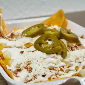 Nachos, recognized by the city, and one of the most popular products. Includes yellow cheese, fresh cheese, jalapeños, cream, and corn.
Nachos, reconocidos por la ciudad, y uno de los productos más populares. Incluye queso amarillo, queso fresco, jalapeños, crema y elote.
