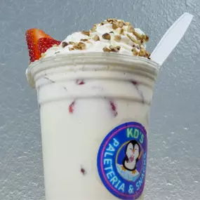 Strawberries with cream. Fresh natural or frozen strawberries, high-quality cream. One of the most popular products.
Fresas con crema. Fresas frescas naturales o congeladas, crema de alta calidad. Uno de los productos más populares.