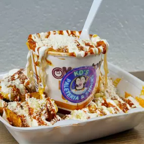 Maruchan chorreada, con crema salsa, tus papas favoritas, elote, queso fresco y queso amarillo.