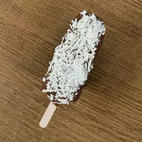 Eskimo pop, choose your favorite pop and the topping you want.

Paleta esquimal, elige tu paleta favorita y el topping que elijas.
