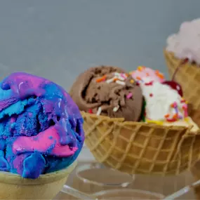 Ice cream, with more than ten flavors to choose from in four options: waffle cone, cup, waffle bowl, and banana split.

Helado, con más de diez sabores para elegir en cuatro presentaciones: cono de waffle, vaso, cazuela de waffle y banana split.
