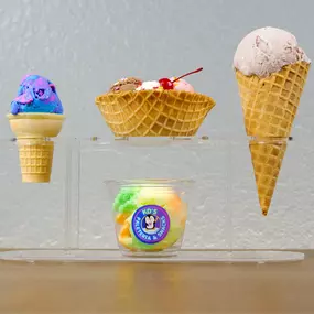 Ice cream, with more than ten flavors to choose from in four options: waffle cone, cup, waffle bowl, and banana split.

Helado, con más de diez sabores para elegir en cuatro presentaciones: cono de waffle, vaso, cazuela de waffle y banana split.