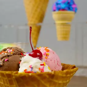 Ice cream in a bowl, with cherry cream and your favorite topping.

Helado en cazuela, con crema de cereza y su topping favorito.