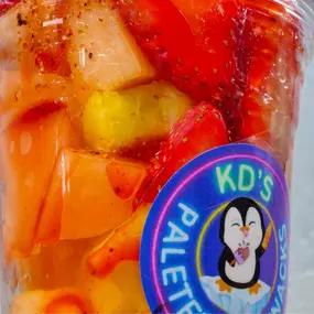 Fresh fruit cup, ask for it with chili powder and chamoy or with cream and ice cream.
Vaso de fruta fresca, pídelo con chile en polvo y chamoy o con crema y nieve.